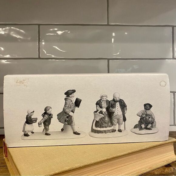 Dept 56 Sleepy Hollow Set Heritage Village Figurines Villagers #5956-0 - Picture 2 of 10